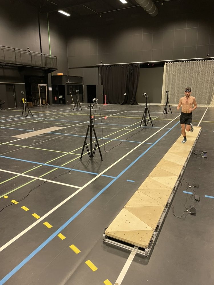 Instrumented track installed in a sports hall